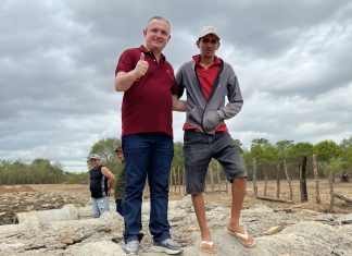 Prefeito Murilo Bandeira visita obras de construção de passagem molhada na localidade Novo Angical
